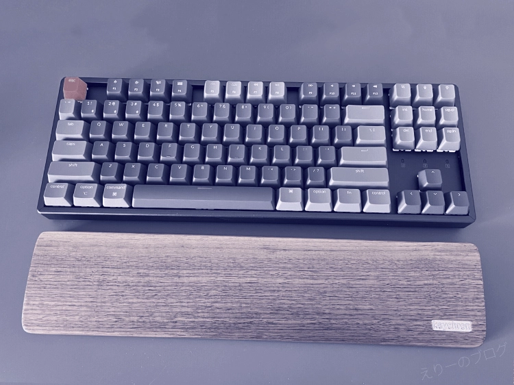KeychronのUSキーボードと木製パッド