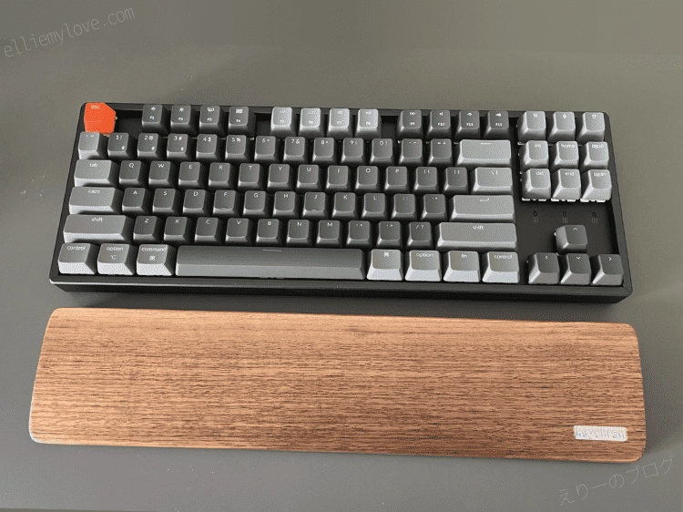 KeychronのUSキーボードと木製パッド