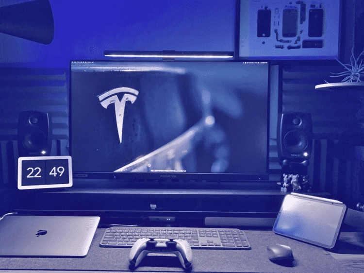 モニターとmacbook、デスクの上にある様子