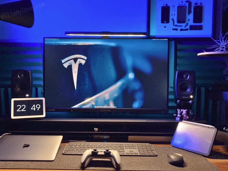 モニターとmacbook、デスクの上にある様子